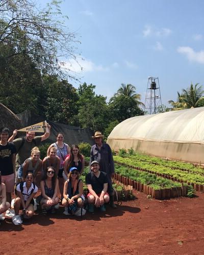 Students visited an organic garden — one of their many experiences, 包括博物馆, 音乐活动, and home stays to help them further understand daily Cuban life.
